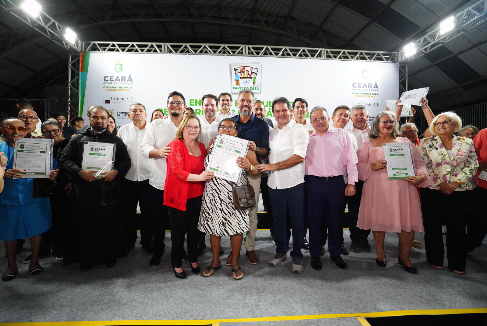 Papel da Casa beneficia 333 famílias com a entrega de títulos de regularização fundiária